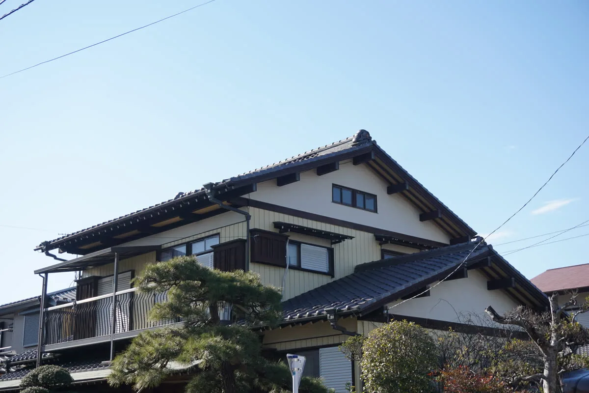 瓦屋根の2階建ての木造の一軒家
