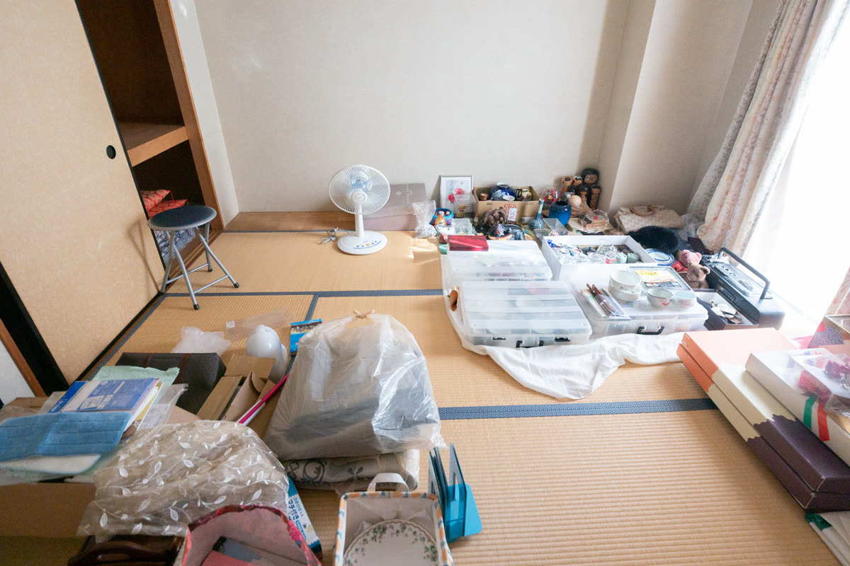 荷物が並んだ実家の和室