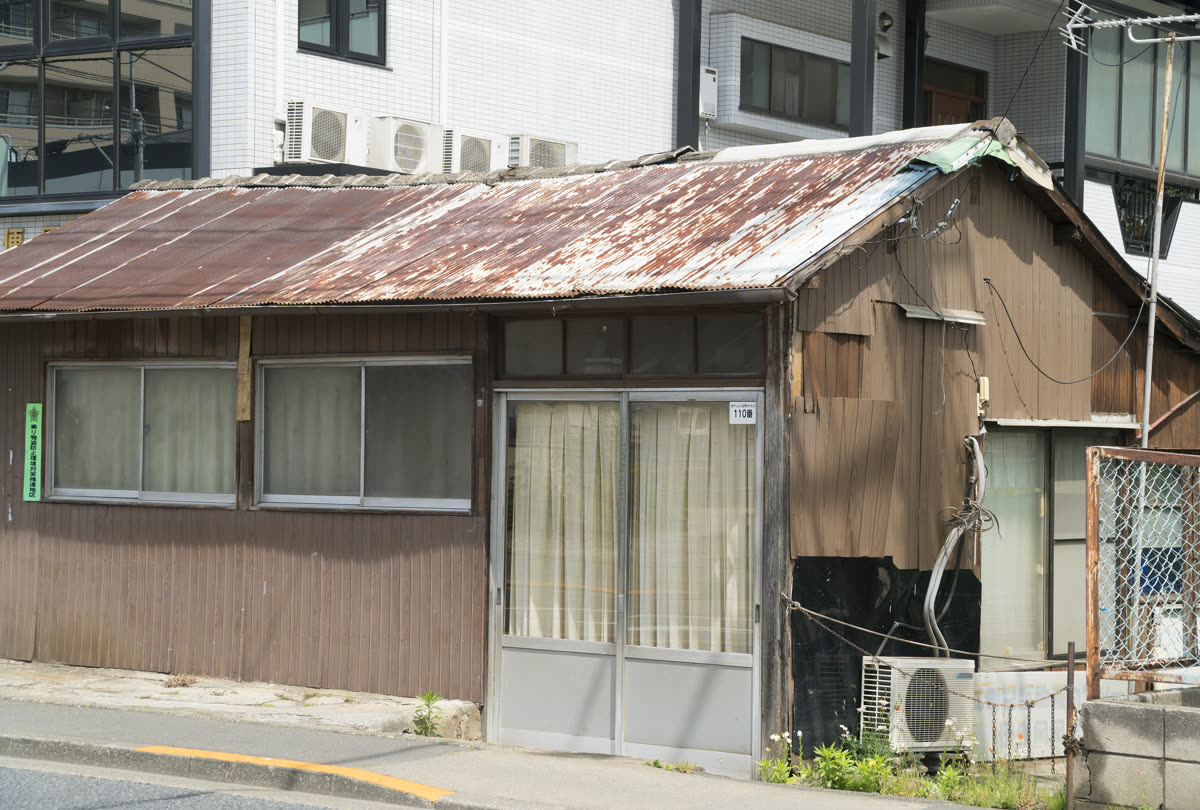 トタン屋根がさびた古い木造の空き家