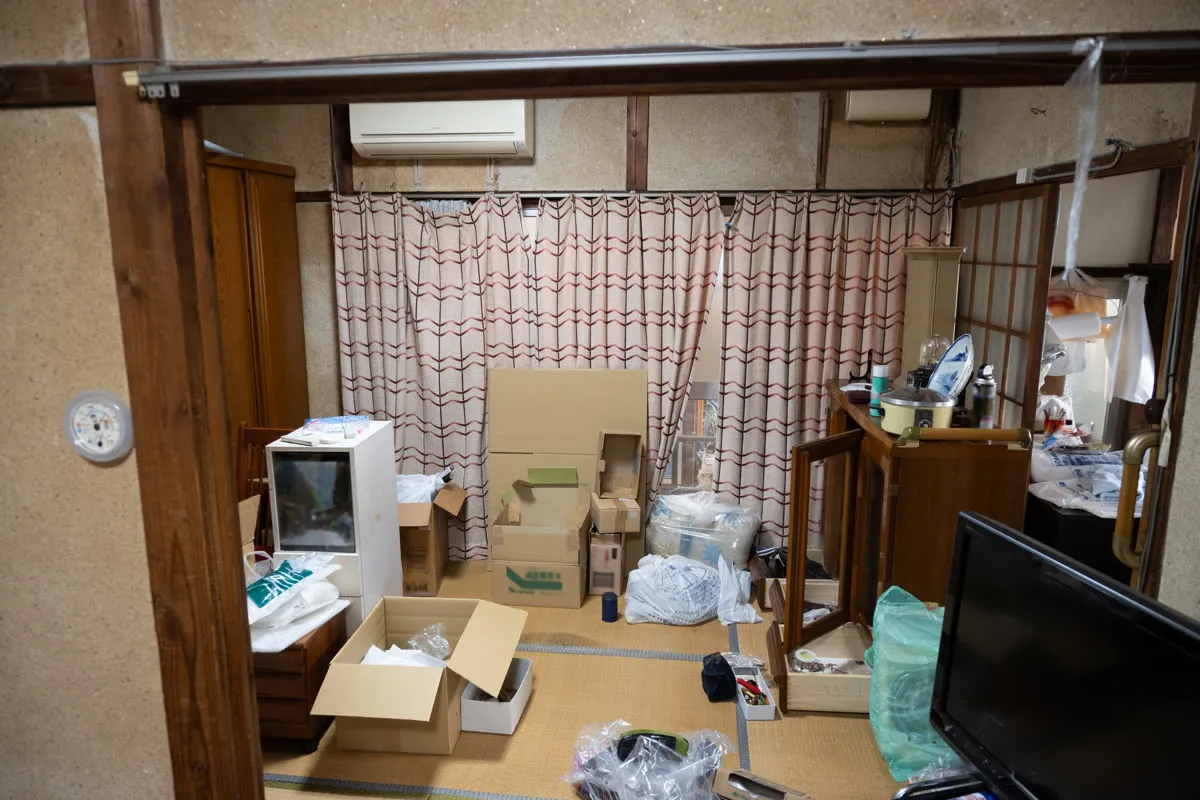 段ボールや家具が残る部屋