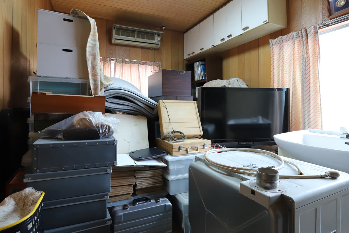 家財道具が積み重ねられた室内