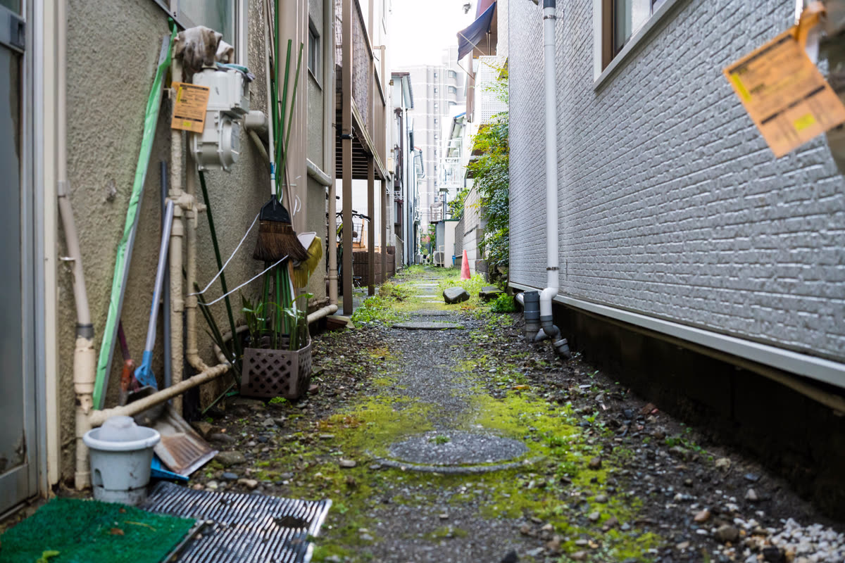 住宅と住宅の間の細く長いすき間