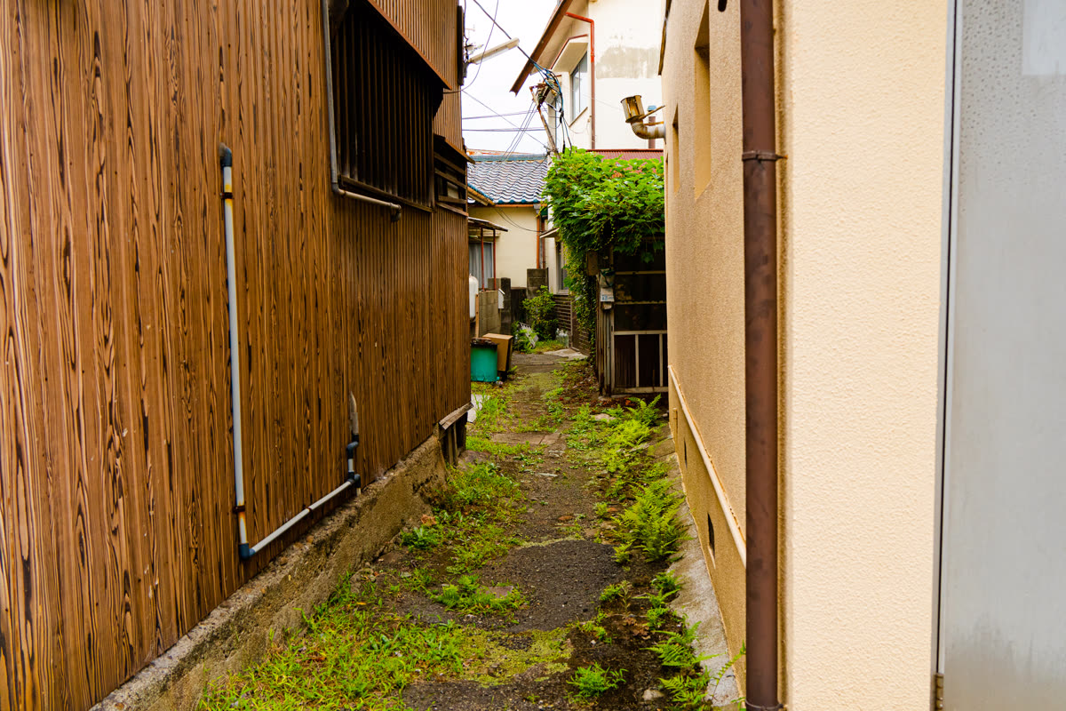 住宅と住宅の間の狭いすき間