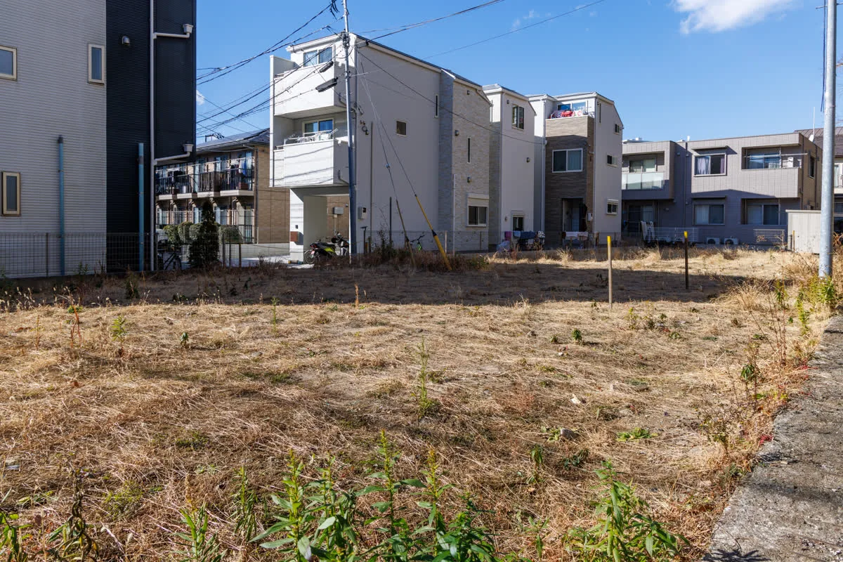 住宅に囲まれた解体後の更地