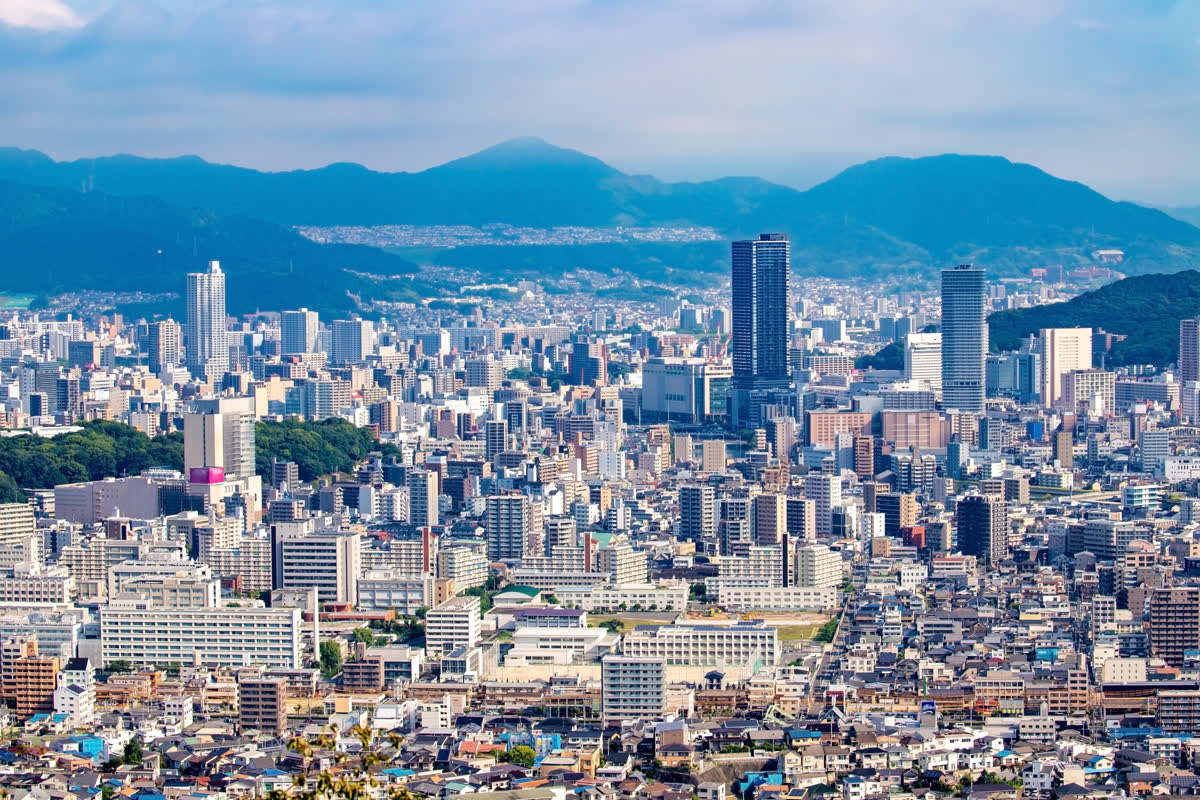 山を背景にした広島市の街並み