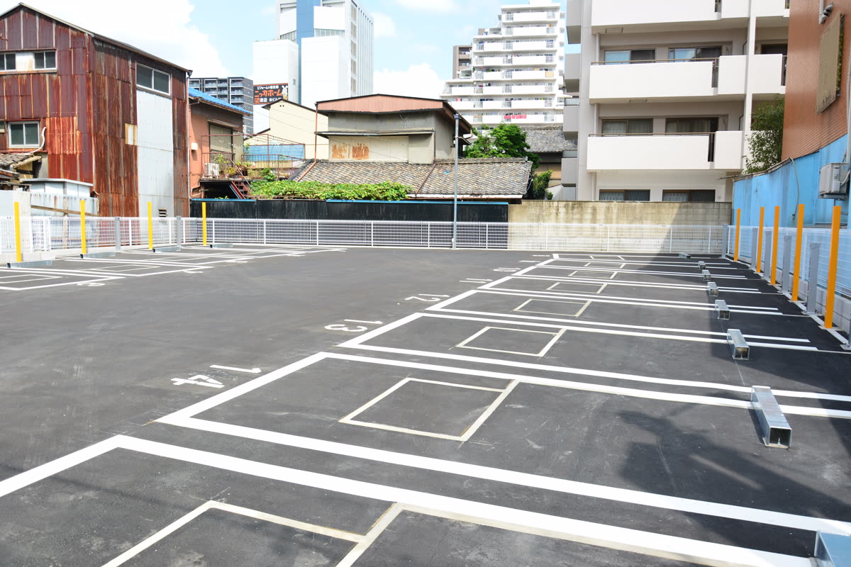 住宅地の中の平面駐車場
