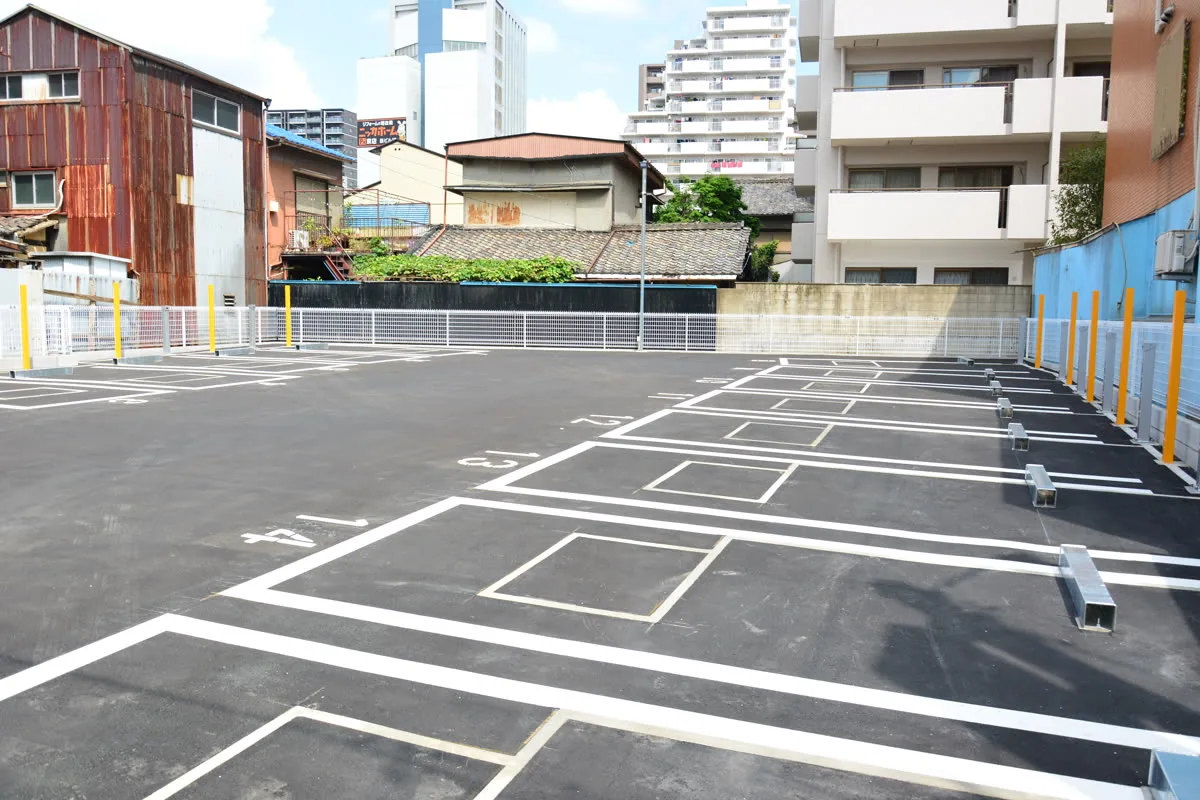 住宅地の中の平面駐車場
